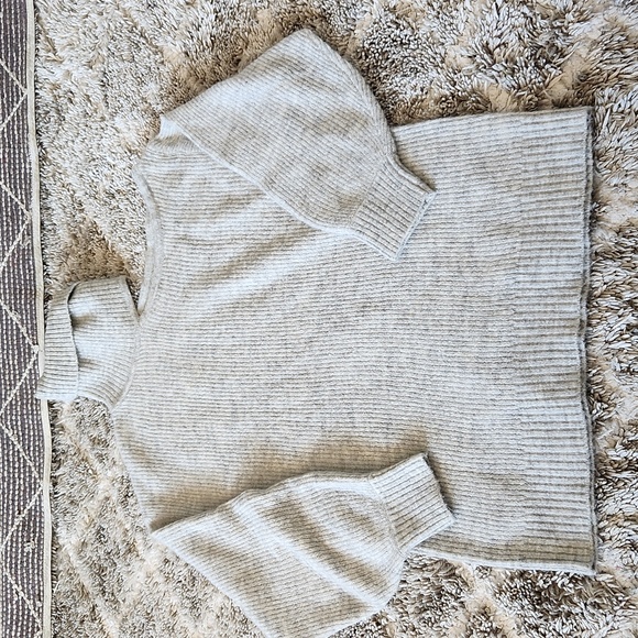 H&M divided long-sleeved sweater open one shoulder size M - Picture 3 of 5